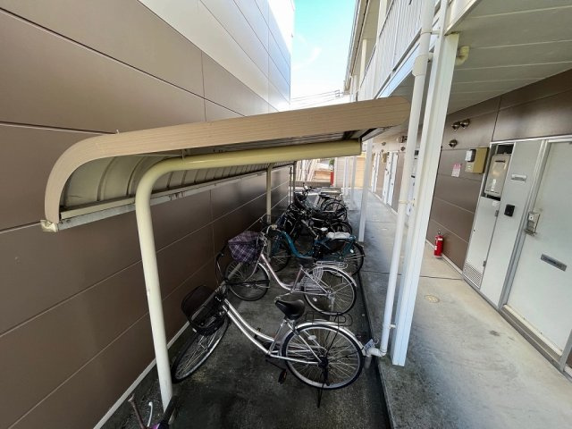 レオパレスＣｏｚｚｙＣｏｒｔのその他|屋根付き駐輪場