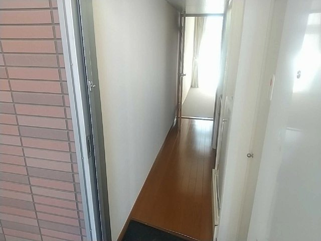 レオパレスグランパルク小柳の玄関