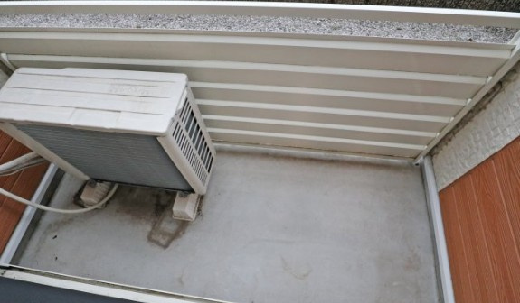 羽村市栄町２丁目のアパートのバルコニー