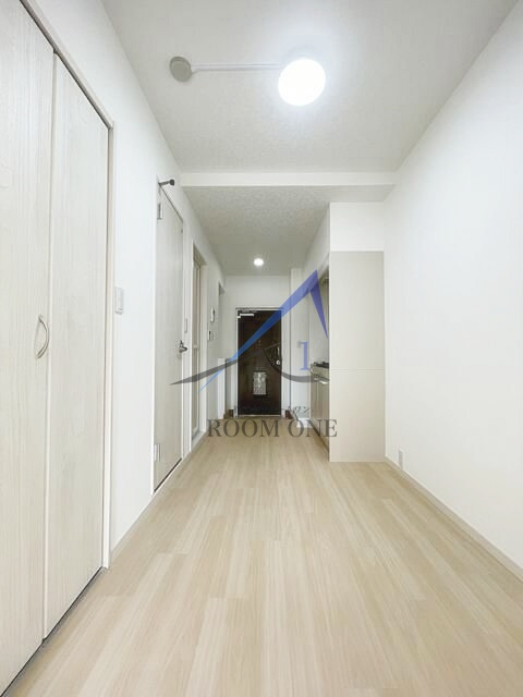 エムジーレジデンスの居間・リビング|洋室のお部屋です。
