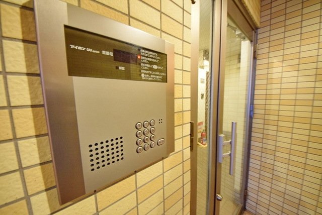 千葉市中央区今井２丁目の賃貸マンションのエントランス