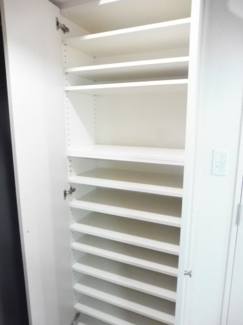 ファインクレスト上目黒の収納|こまごまとしたものを収納できそうですね