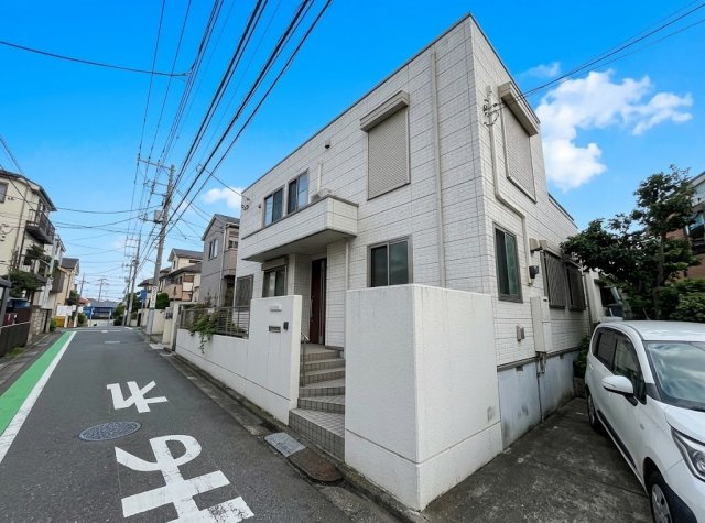 【外観】 | 三芳町藤久保　中古一戸建住宅　（ふじみ野店） | 土地約50坪のゆとりある敷地。落ち着いた佇まいの住まいです。