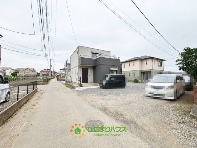 上尾市大字久保　中古一戸建ての前面道路含む現地写真