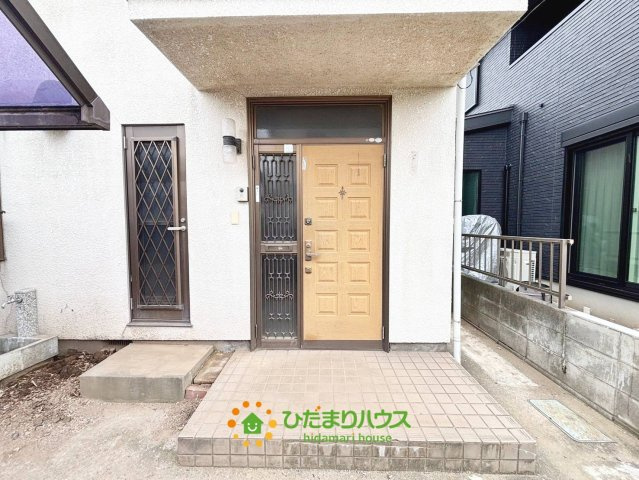 上尾市大字久保　中古一戸建ての玄関