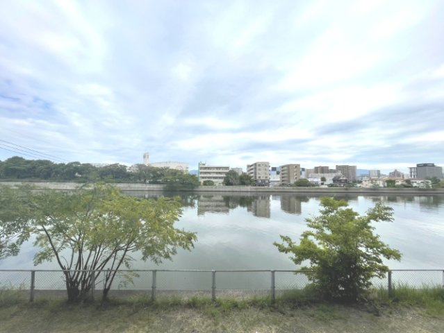 エバーライフ筥松第1の展望|窓を開ければ宇美川を渡る爽やかな風が吹き抜け、室内にいながらにして四季の移ろいや水辺の息吹を感じることができます。【東向き】