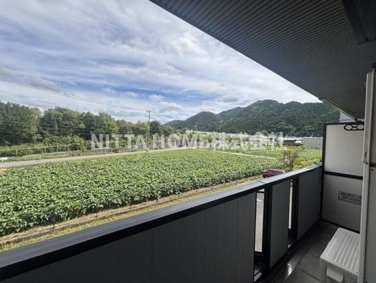 丹波篠山市杉のアパートのバルコニー|ワイドなバルコニーで使い勝手良好◎