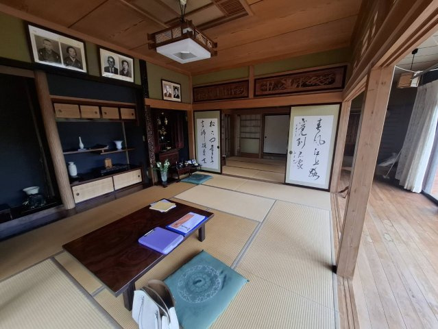 売中古戸建　菊川市下内田の居間・リビング|続き間として広く使える、開放感のある和の空間です。