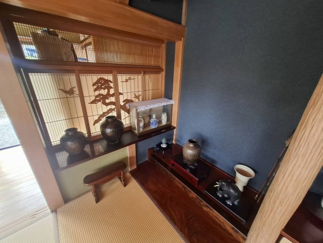 売中古戸建　菊川市下内田の内装|床の間のある和室で、昔ながらの落ち着きを感じられます。