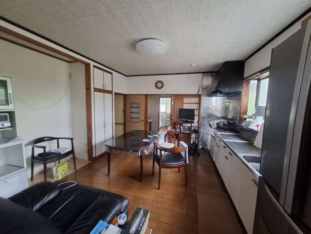 売中古戸建　菊川市下内田のキッチン|窓から光が入り、毎日の家事がしやすいキッチンスペースです。
