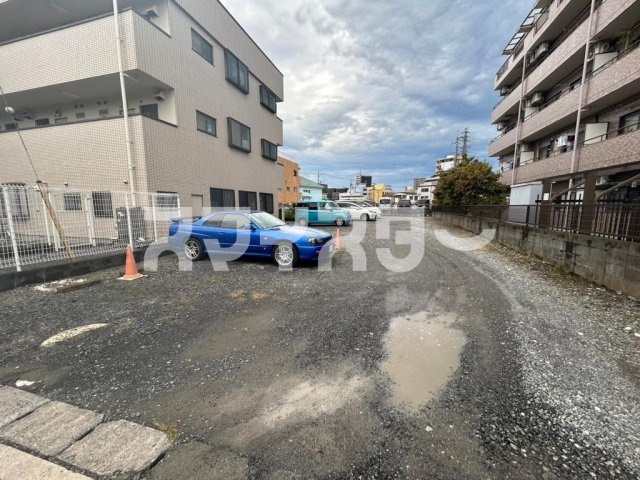ダイヤパレスの駐車場