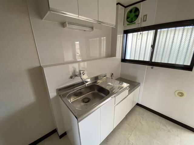 青梅市新町３丁目のアパートのキッチン
