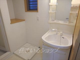 エクセル可部の洗面所|シャワー付き洗面化粧台・窓あり