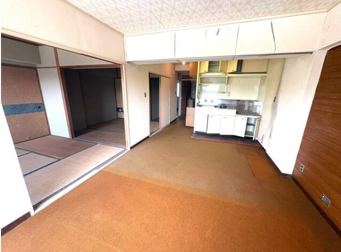 「海の風を感じるお部屋」高知市種崎　千松グリーンハイツ5階　中古マンションの居間・リビング|隣接する和室とつなげれば、空間をさらに広く使用することも♪