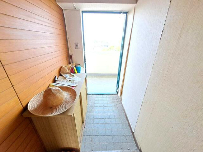 「海の風を感じるお部屋」高知市種崎　千松グリーンハイツ5階　中古マンションの玄関|廊下があるので玄関から室内が見えにくい造りです◎