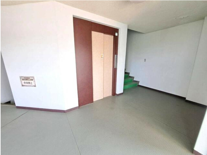 高知市種崎の中古マンションのエントランス|エレベーターつきで5階のお部屋までラクラク♪