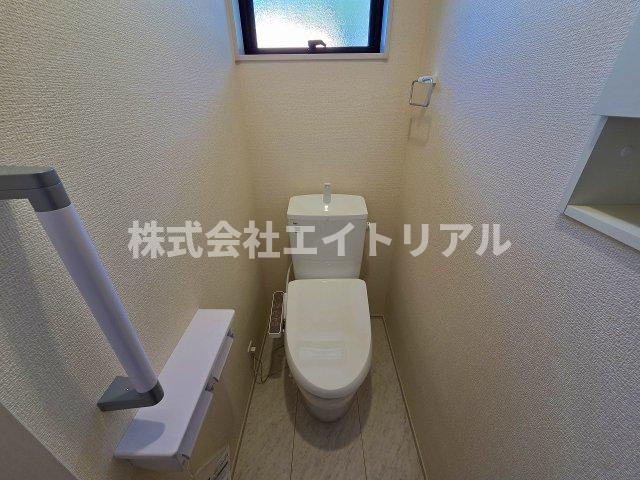 加茂郡八百津町八百津　新築戸建　全1棟のトイレ|玄関横