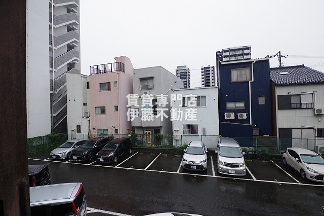 荒川荘の駐車場