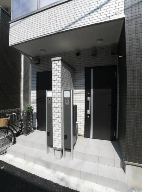 メゾン三田綱町のエントランス
