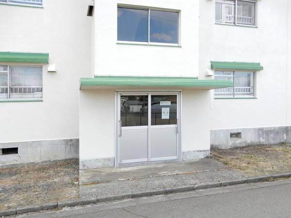 ビレッジハウス岩谷堂1号棟のエントランス