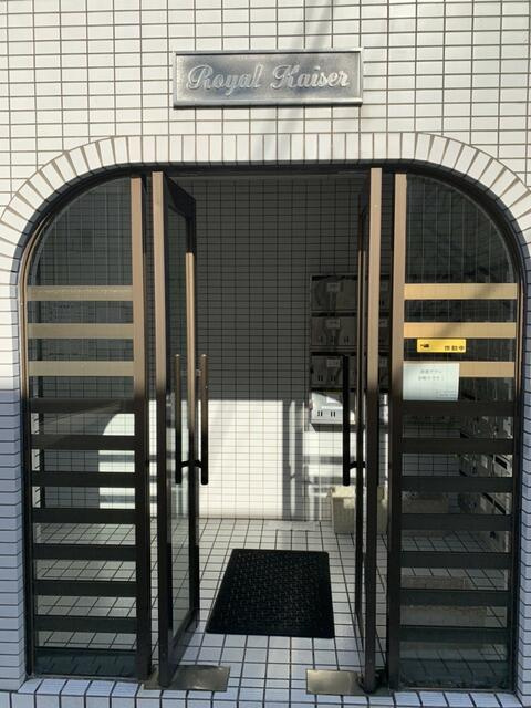 調布市小島町３丁目の賃貸マンションのエントランス