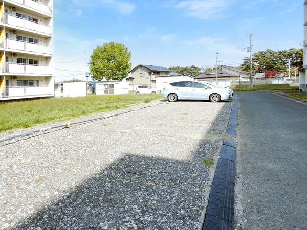 ビレッジハウス松園2号棟の駐車場