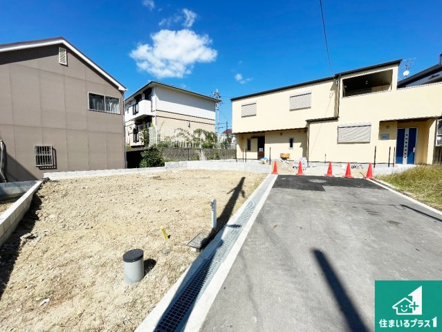 豊中市東泉丘　第2期　新築一戸建ての前面道路含む現地写真|周辺は落ち着いた街並みの住宅地！子育てがしやすい住環境です！まだ未完成ですが、現地でしかわからない事もございます。是非一度ご覧ください。
