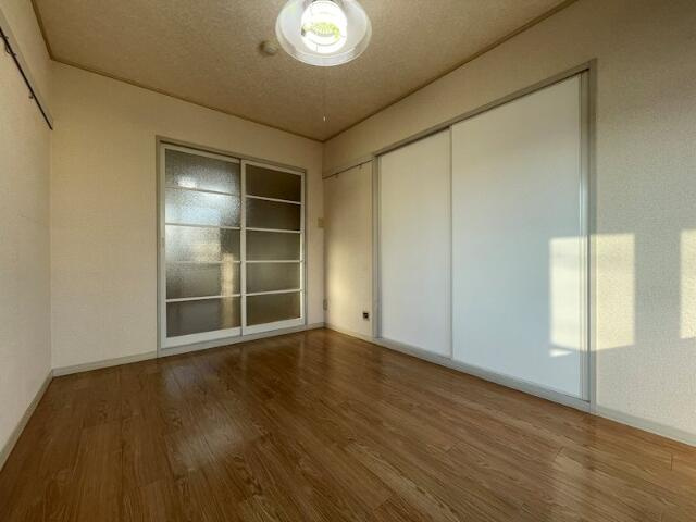 府中市緑町２丁目のアパートの洋室