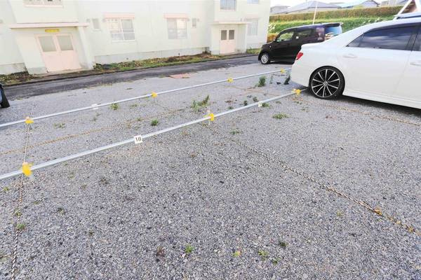 ビレッジハウス金ヶ崎1号棟の駐車場