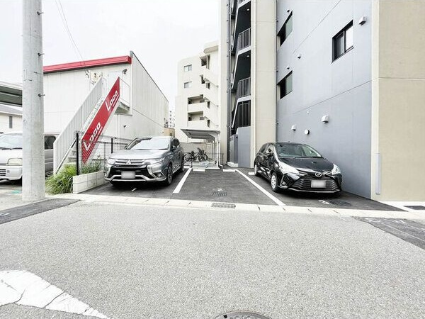 トリニティ瑞穂の駐車場