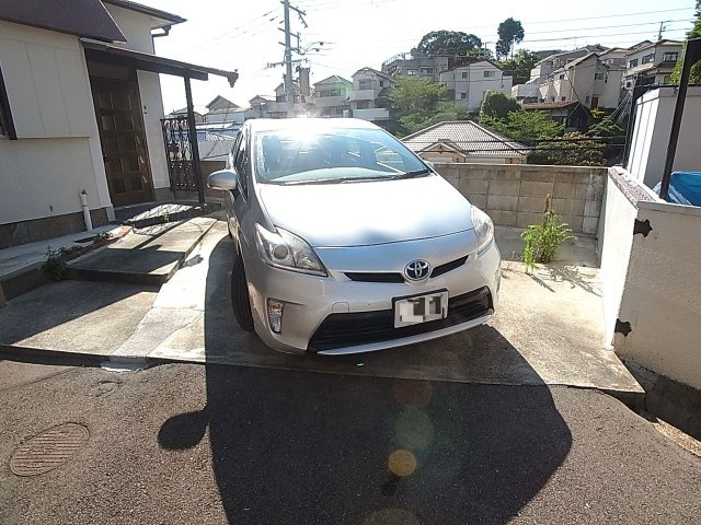 鈴蘭台南町6丁目貸家の駐車場|敷地内駐車場を完備