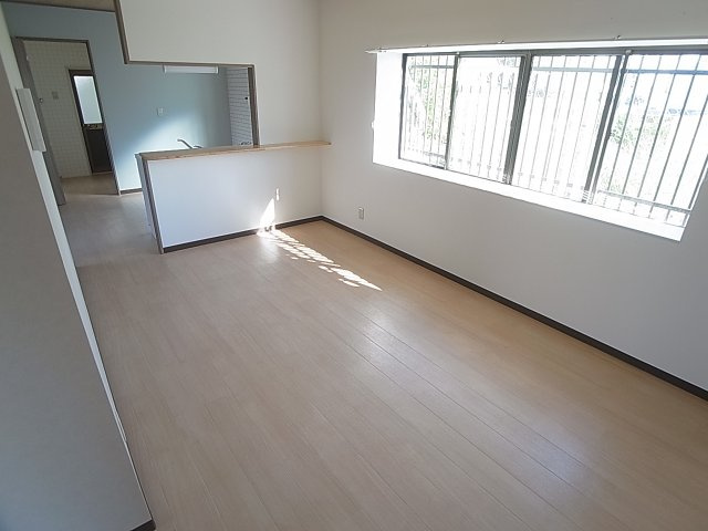 鈴蘭台南町6丁目貸家の居間・リビング|全てを入替済でとっても綺麗です