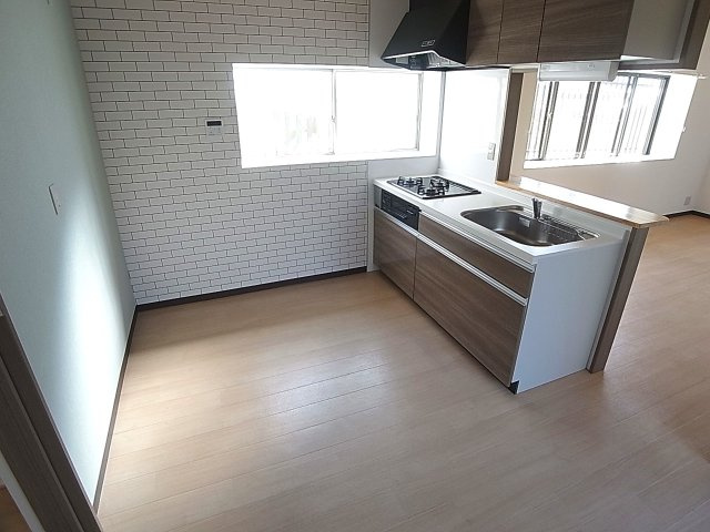 鈴蘭台南町6丁目貸家の設備|ゆったしたキッチンスペース完備