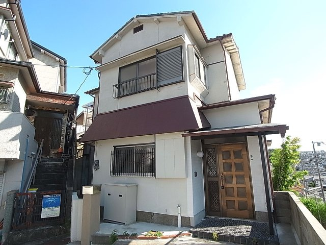 鈴蘭台南町6丁目貸家の外観|駐車場付きのリノベーション貸家