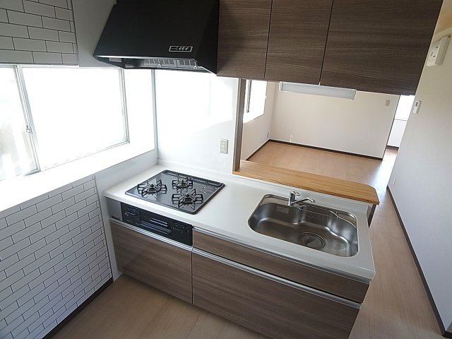 鈴蘭台南町6丁目貸家のキッチン|カウンターシステムキッチン、3口コンロです