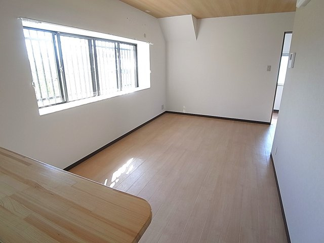 鈴蘭台南町6丁目貸家の居間・リビング|リノベーション済で非常に綺麗に仕上がっています