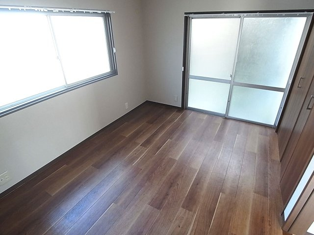 鈴蘭台南町6丁目貸家の内装|明るい洋室、各部屋窓が多く風通しも良好