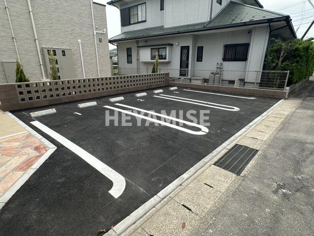 ルヴニールの駐車場