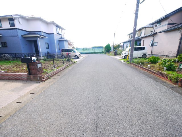 八街市山田台　中古戸建の前面道路含む現地写真|内外装リフォーム済み令和8年9月 システムキッチン ユニットバス トイレ外装リフォーム済