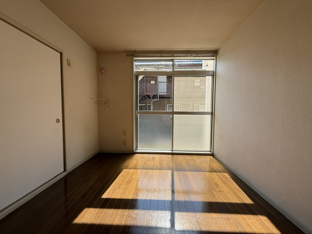 春日部市南３丁目のアパートの洋室
