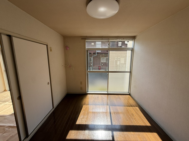 春日部市南３丁目のアパートの洋室