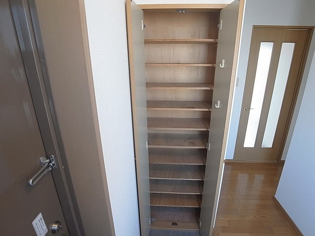 神戸市兵庫区荒田町３丁目の賃貸マンションの玄関|シューズＢＯＸ完備