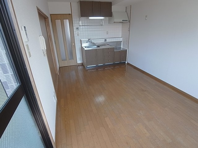 神戸市兵庫区荒田町３丁目の賃貸マンションの内装|日当り良好のリビング