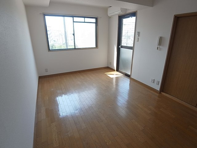 神戸市兵庫区荒田町３丁目の賃貸マンションの居間・リビング|リフォーム済の綺麗で明るいリビング