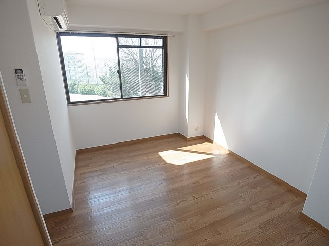 神戸市兵庫区荒田町３丁目の賃貸マンションの居間・リビング|フローリングが光っています