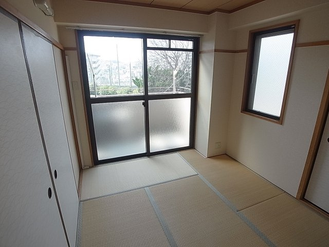 神戸市兵庫区荒田町３丁目の賃貸マンションの和室|明るい和室