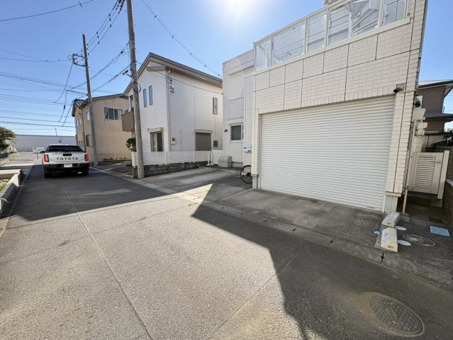 平塚市四之宮1丁目　中古戸建の前面道路含む現地写真