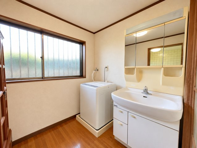 銚子市笹本町　中古戸建の独立洗面台|※画像の一部はAIを用いて加工・編集しています。実際の状況と異なる場合がありますので、ご了承下さい。