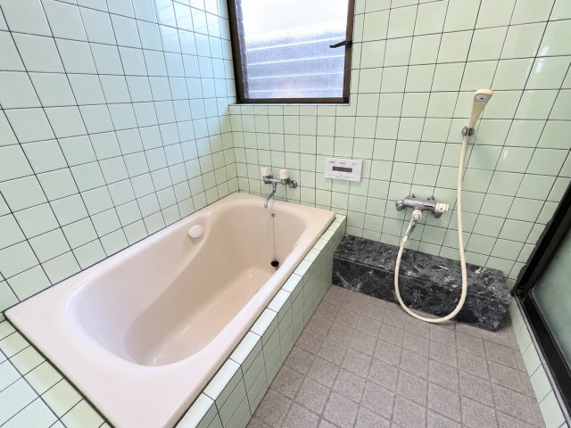 銚子市笹本町　中古戸建の浴室|※画像の一部はAIを用いて加工・編集しています。実際の状況と異なる場合がありますので、ご了承下さい。