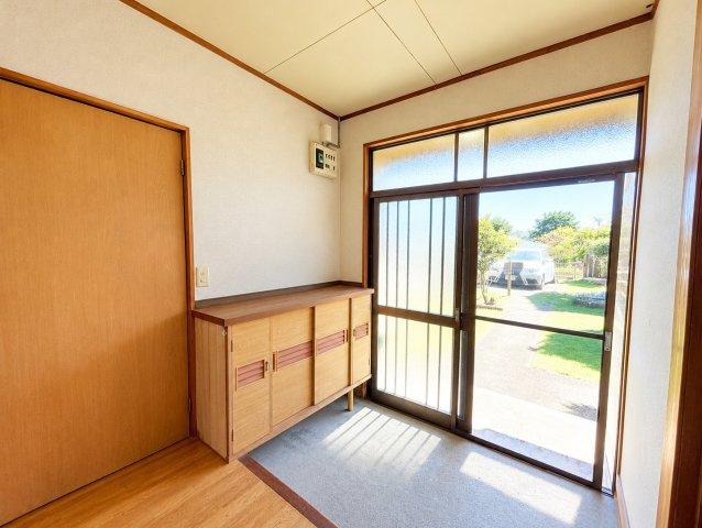 銚子市笹本町　中古戸建の玄関|※画像の一部はAIを用いて加工・編集しています。実際の状況と異なる場合がありますので、ご了承下さい。